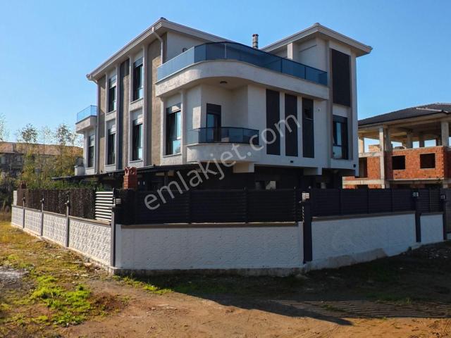 Sakarya Karasu'da Havuzlu Bahçeli Saunalı 5+1 Kaçırılmayacak Villa