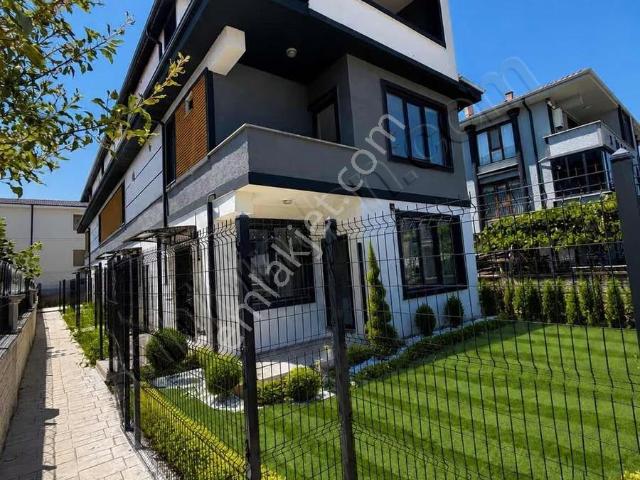 Sakarya Karasu'da 4+1 Müstakil Bahçeli Tripleks Satılık Villa