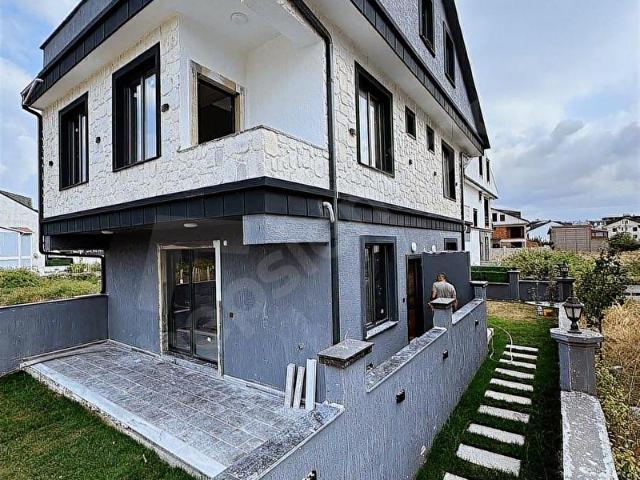 SAKARYA KOCAALİ ALANDERE DENİZE 70M MESAFEDE 3+1 GENİŞ VİLLA