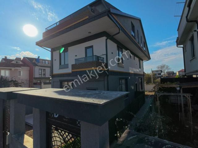 Sakarya Kocaali’de Şık Ve Güzel Geniş Bahçeli 4+1 Villa