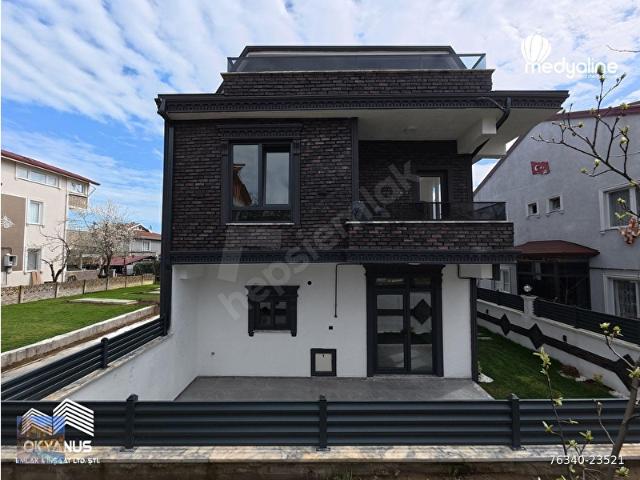 SAKARYA KOCAALİ DE MERKEZ PLAJ DA GENİŞ BAHÇELİ ZARİF VE ŞIK 3+1 VİLLA