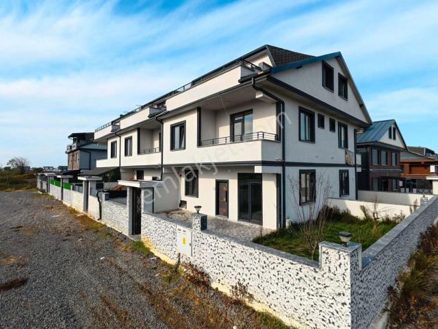 Sakarya Kocaali De Ultra Bahçe Ayrı Mutfak Köşe Parsel 3+1 Villa