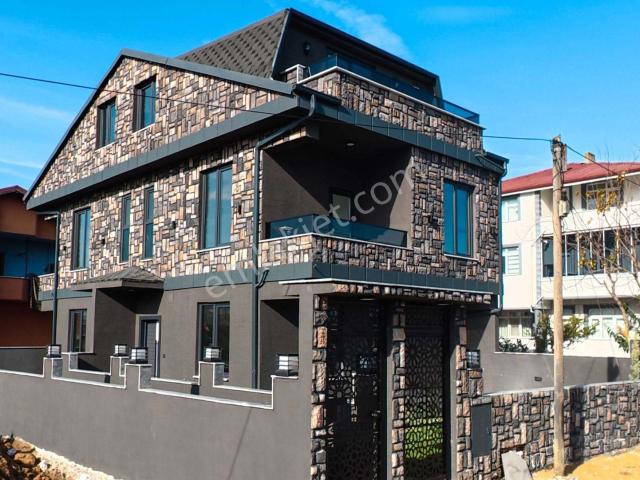 Sakarya Kocaali De Yalı Mah De Ön Cephe Taş Detaylı Şık Villa