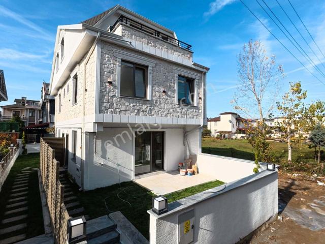 Sakarya Kocaali'de Şık Ve Ferah, Taşınmaya Hazır Modern 3+1 Villa