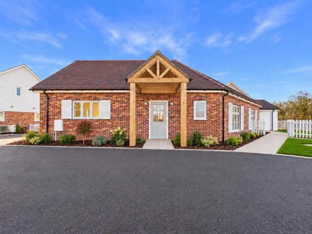 Salt Meadows, Tollesbury 2 bed semi detached bungalow to rent £1,400 pcm £323 pw