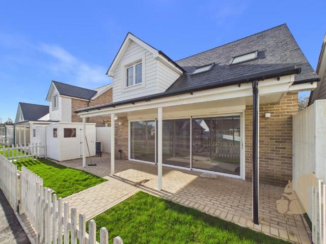 Salt Meadows, Tollesbury CM9, 3 bed detached bungalow to rent, £1,600 pcm | PrimeLocation