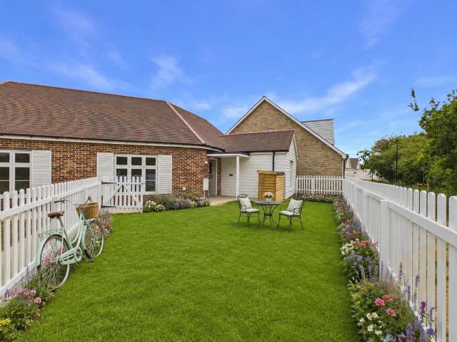 Salt Meadows, Tollesbury CM9, 2 bed detached bungalow to rent, £1,350 pcm | PrimeLocation