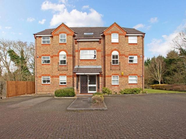Salters Close Rickmansworth WD3 2 bed flat to rent £1,750 pcm £404 pw