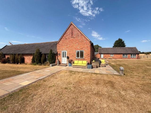 Salters Lane, Wootton Wawen B95 3 bed barn conversion to rent £2,495 pcm £576 pw