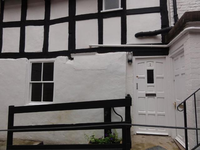Salters Yard, Bye Street, Ledbury. 2 bed terraced house to rent £795 pcm £183 pw