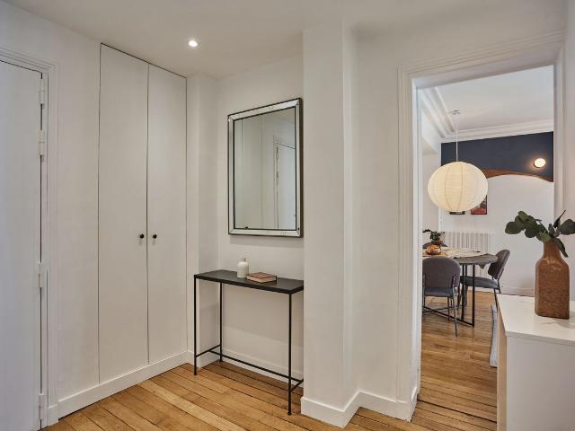 Salus 2 bedroom apartment in Trocadéro, Paris Amsterdam Apartments for Rent