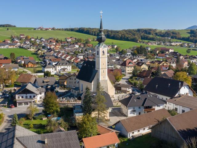 Salzburg Anthering: 2.248 qm Liegenschaft in idyllischer Alleinlage mit Landhaus plus Nebengebäude