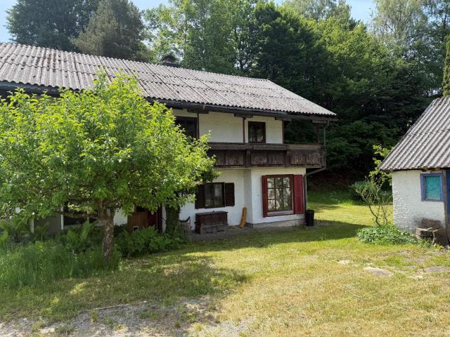 Salzburg Anthering: 2.248 qm Liegenschaft in idyllischer Alleinlage mit Landhaus plus Nebengebäude