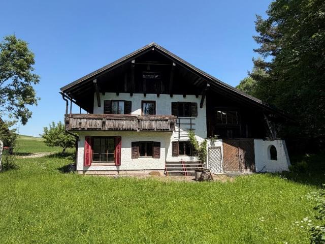 Salzburg Anthering: 2.248 qm Liegenschaft in idyllischer Alleinlage mit Landhaus plus Nebengebäude