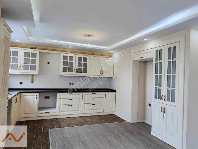 Salı Pazarı Yanı Lüks Yapılı 180m² 3+1 Ara Kat Satılık Daire
