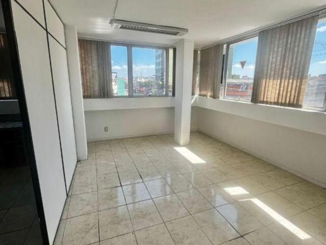 Sala com vaga de garagem, prédio com elevador