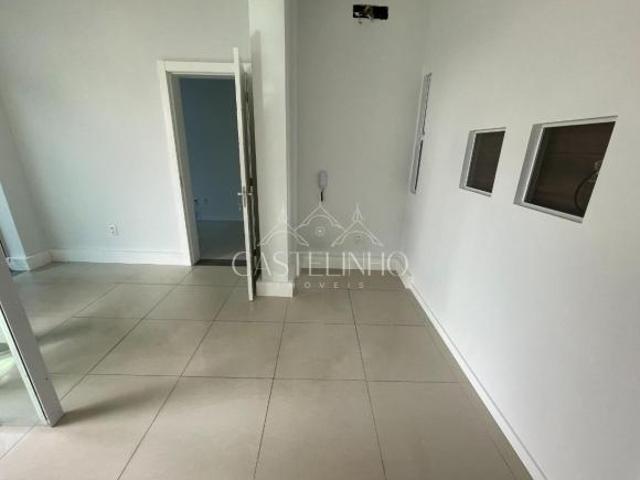 SALA COMERCIAL PRÓXIMA A URI