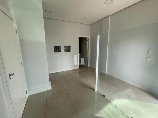 SALA COMERCIAL PRÓXIMA A URI