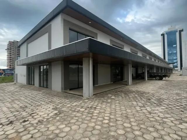 Salas comerciais na orla