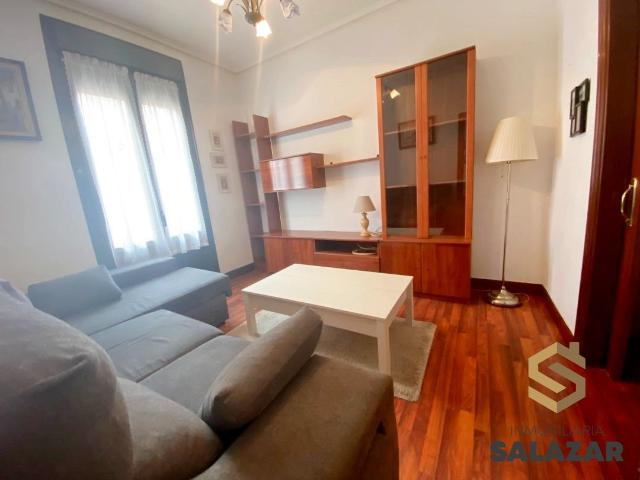SALAZAR ALQUILA BONITO APARTAMENTO EN EL ENSANCHE