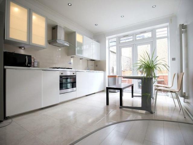 Sale on South Faceing 3 Bedroom Garden Flat