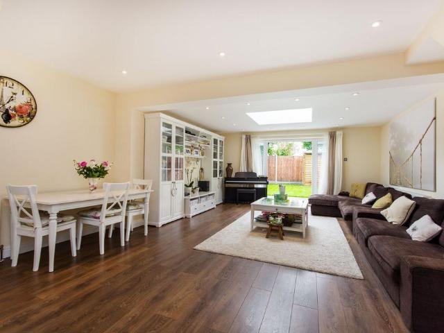 Salem Place, Central Croydon. 4 bed terraced house to rent £2,650 pcm £612 pw