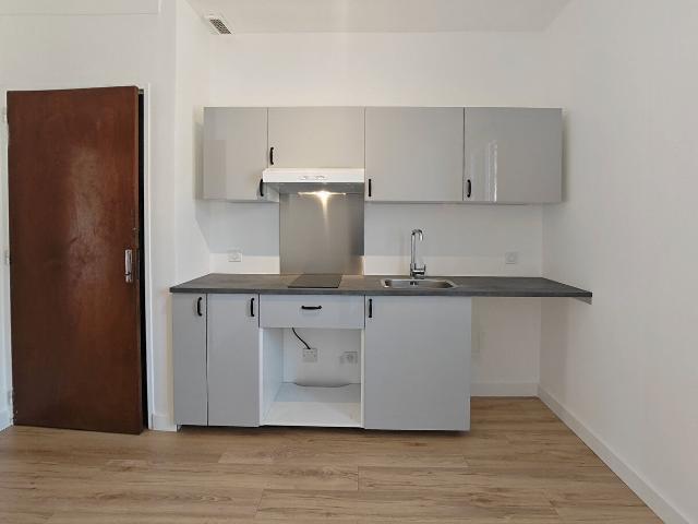 SALERNES appartement rénové, 2 pièces de 53.50 m² avec terra. 54m² Salernes