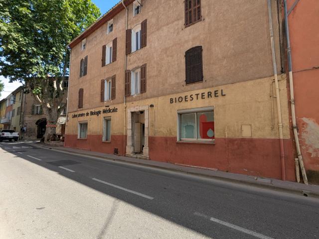 Salernes, local commercial de 122 m² avec cave, proche parki. 122m² Salernes