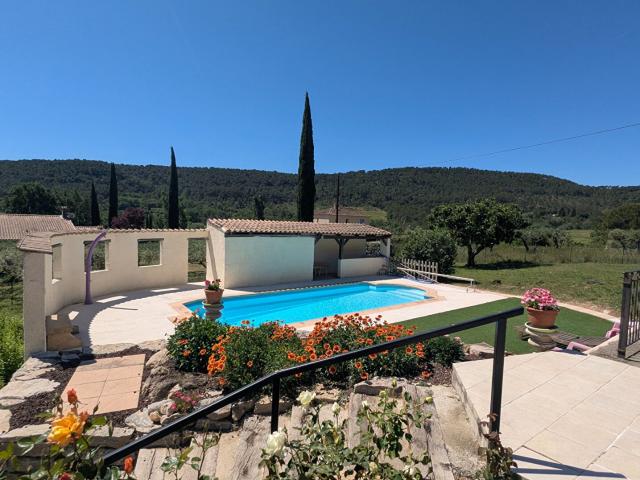 Salernes, maison de plain pied avec dépendance, piscine, 4 g. 156m² Salernes