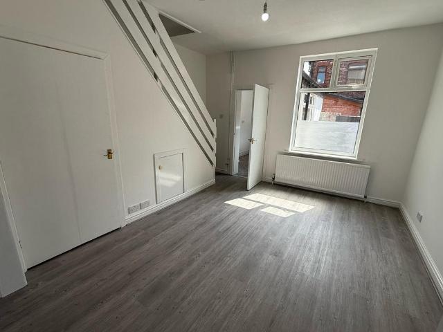 Salford M6 3 bed terraced house to rent £1,200 pcm £277 pw