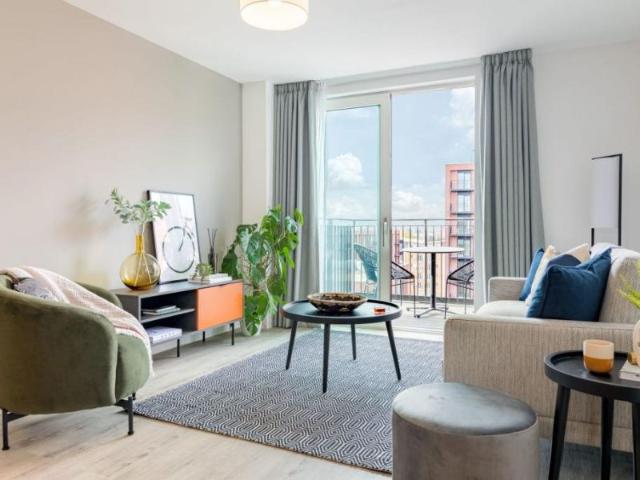 Salford 4Yw, UK M5, 3 bed flat to rent, £2,125 pcm | PrimeLocation