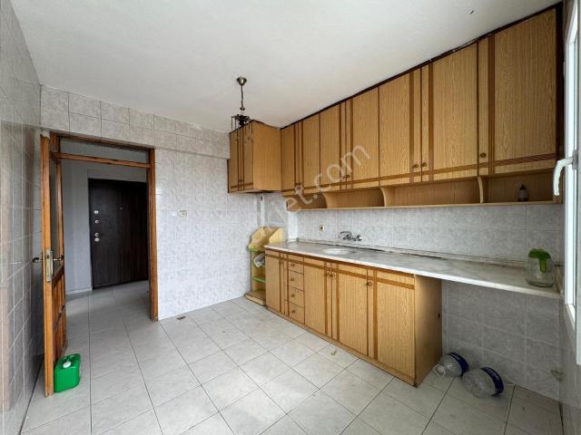 Salihli Atatürk İlkokulu Karşısında Kiralık 3+1 Ara Kat Daire