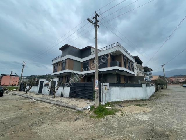 Salihli Hacıbektaşlı Mahallesinde Satılık 4+1 Villa