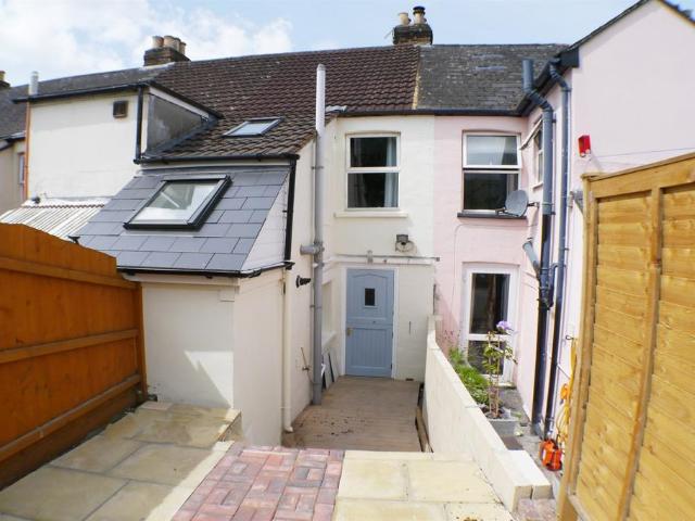 Salisbury 2 bed terraced house to rent £1,350 pcm £312 pw
