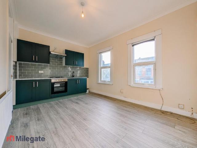 Salisbury Avenue, Westcliff On Sea SS0 2 bed flat to rent £1,100 pcm £254 pw