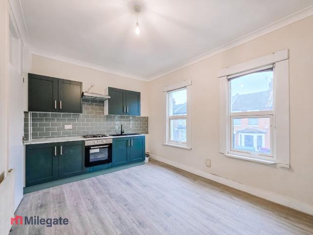 Salisbury Avenue, Westcliff On Sea SS0, 2 bed flat to rent, £1,100 pcm | PrimeLocation