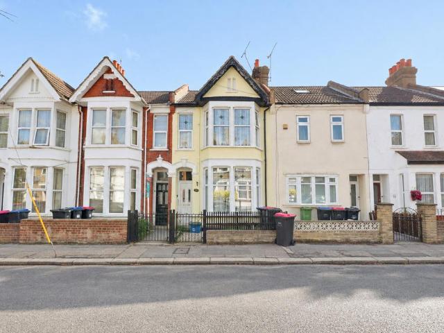Salisbury Avenue, Westcliff on Sea, SS0 3 bed terraced house to rent £1,750 pcm £404 pw