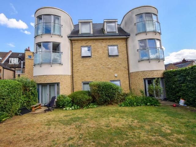 Salisbury House, Watford, WD18. 1 bed flat to rent £1,350 pcm £312 pw