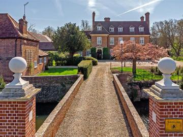 Salisbury Hall 3 bed flat to rent £2,700 pcm £623 pw
