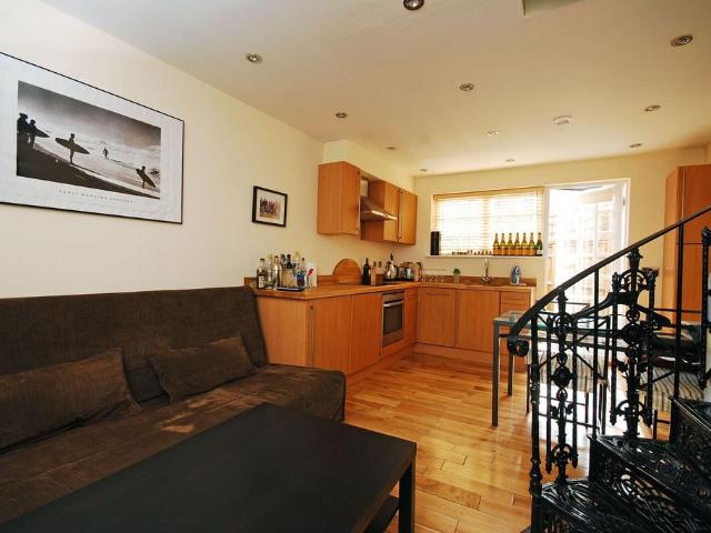 Salisbury Mews, Fulham, London, SW6 1 bed mews to rent £3,000 pcm £692 pw