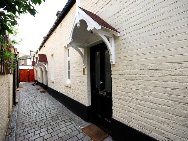 Salisbury Mews, Fulham, London, SW6 1 bed mews to rent £2,000 pcm £462 pw