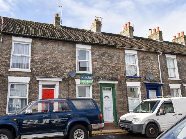 Salisbury SP2 2 bed terraced house to rent £1,200 pcm £277 pw