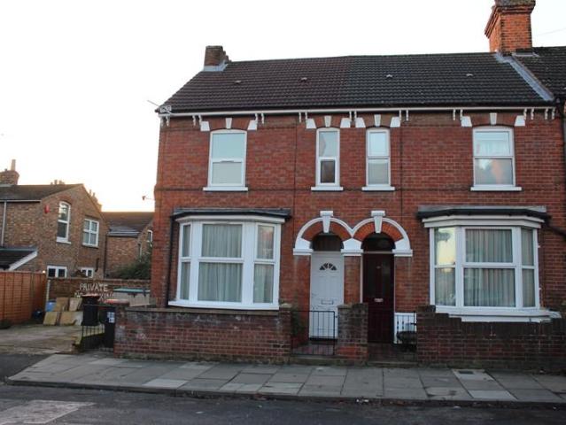 Salisbury Street, Bedford, 3 bed end of terrace house to rent £1,375 pcm £317 pw