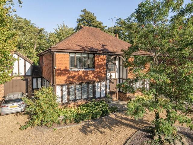 Salisbury Place, West Byfleet, KT14 6 bed detached house to rent £5,500 pcm £1,269 pw