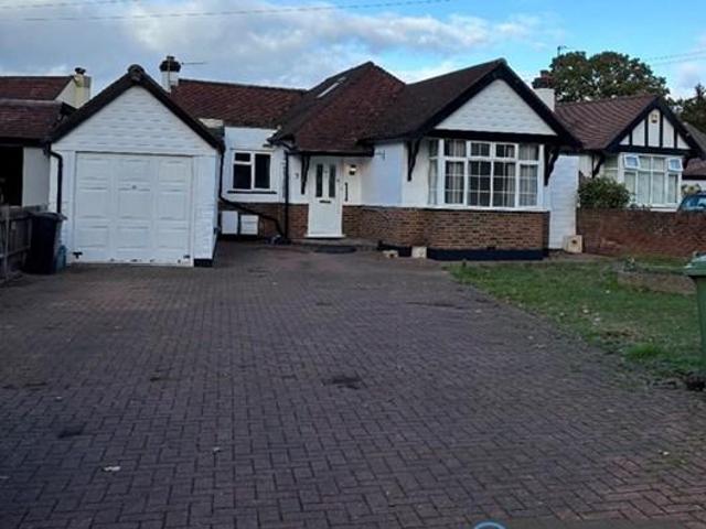 Salisbury Road, Worcester Park, KT4 4 bed bungalow to rent £2,950 pcm £681 pw