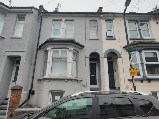 Salisbury Road, Chatham ME4 Terraced house to rent £775 pcm £179 pw