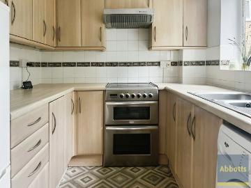 Salisbury Road, Grays RM17, 2 bed maisonette to rent, £1,350 pcm | PrimeLocation