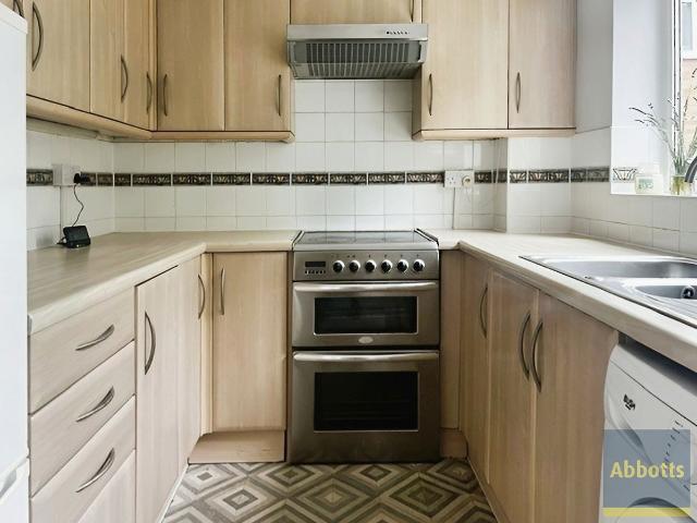 Salisbury Road, Grays RM17, 2 bed maisonette to rent, £1,350 pcm | PrimeLocation