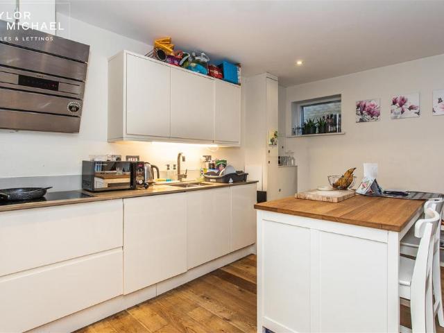 Salisbury Road, Hove 2 bed apartment to rent £1,650 pcm £381 pw