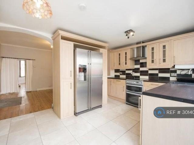 Salisbury Road, London, W13 3 bed terraced house to rent £3,000 pcm £692 pw